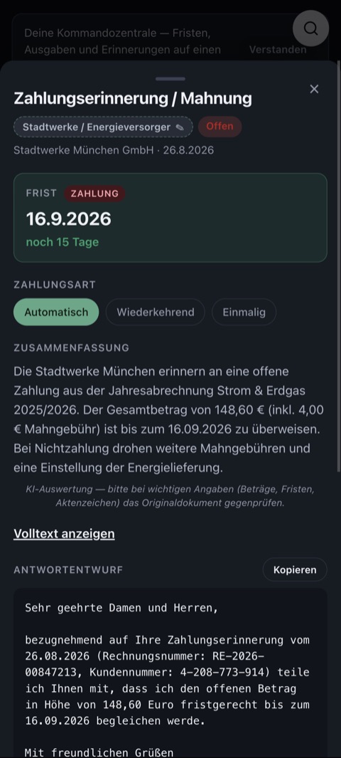 Screenshot der Mein-Büro-App mit Beispieldaten: ausgewertete Mahnung der Stadtwerke mit Zahlungsfrist (noch 15 Tage), KI-Zusammenfassung und fertigem Antwortentwurf